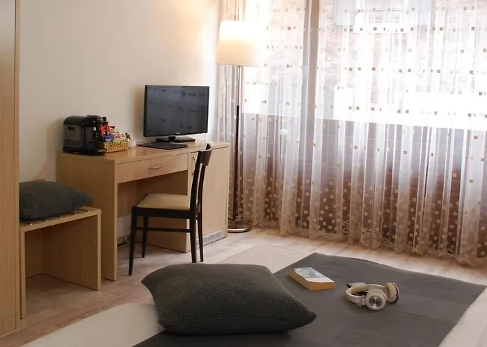 De La Vieille Tour Hotel