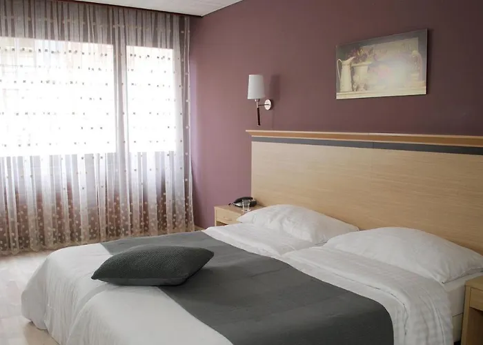 De La Vieille Tour Hotel