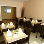 De La Vieille Tour Hotell 3*
