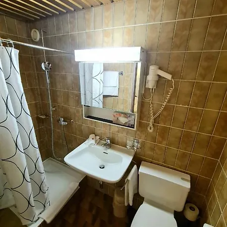 De La Vieille Tour Hotel