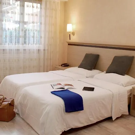 De La Vieille Tour Hotel