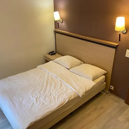 Szálloda De La Vieille Tour 3*