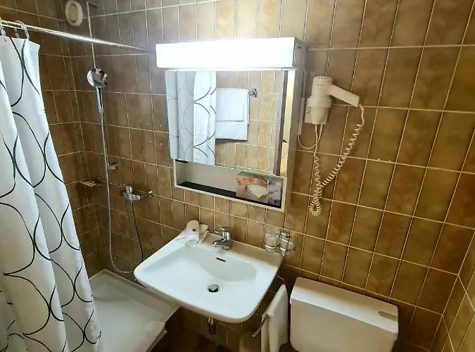 De La Vieille Tour Hotel