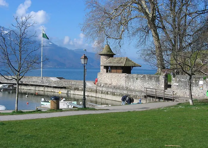 De La Vieille Tour Hotel