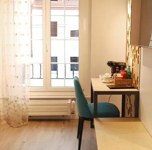 De La Vieille Tour Hotel